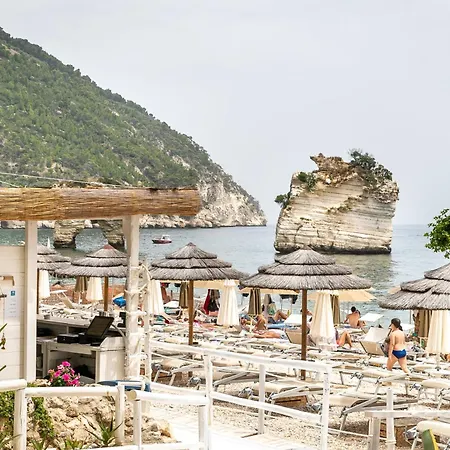Apulia Hotel Baia Dei Faraglioni Resort מלון