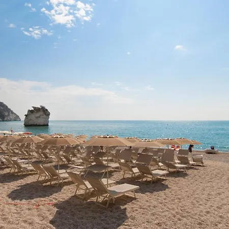 Hotel Apulia Baia Dei Faraglioni 4*